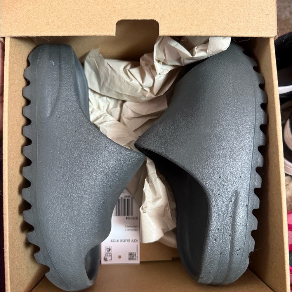 Adidas Yeezy Slide in Gray
